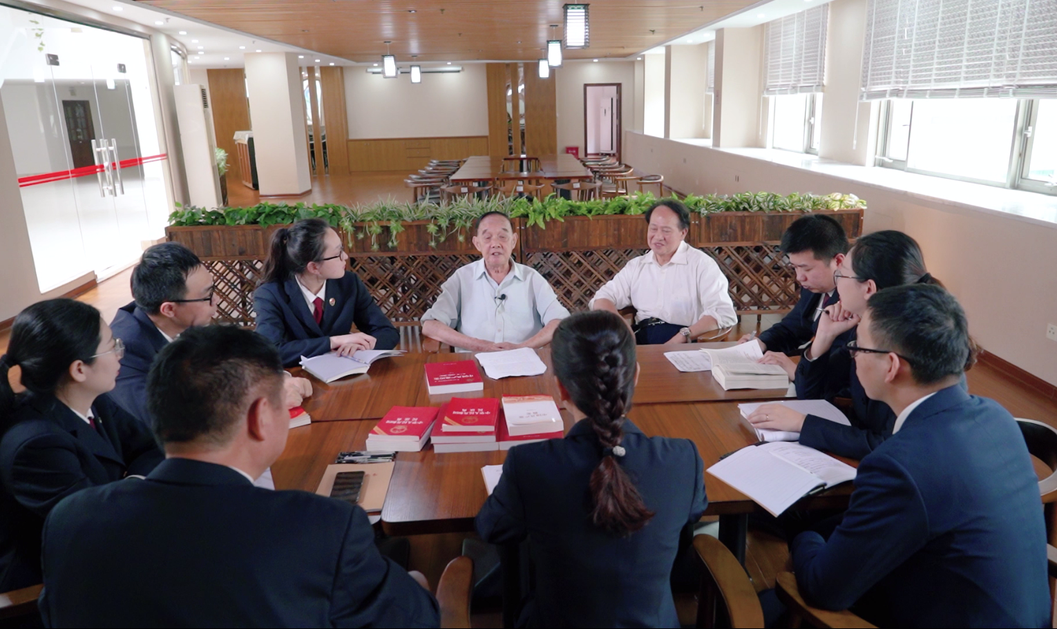 6 青年干警座谈会.png